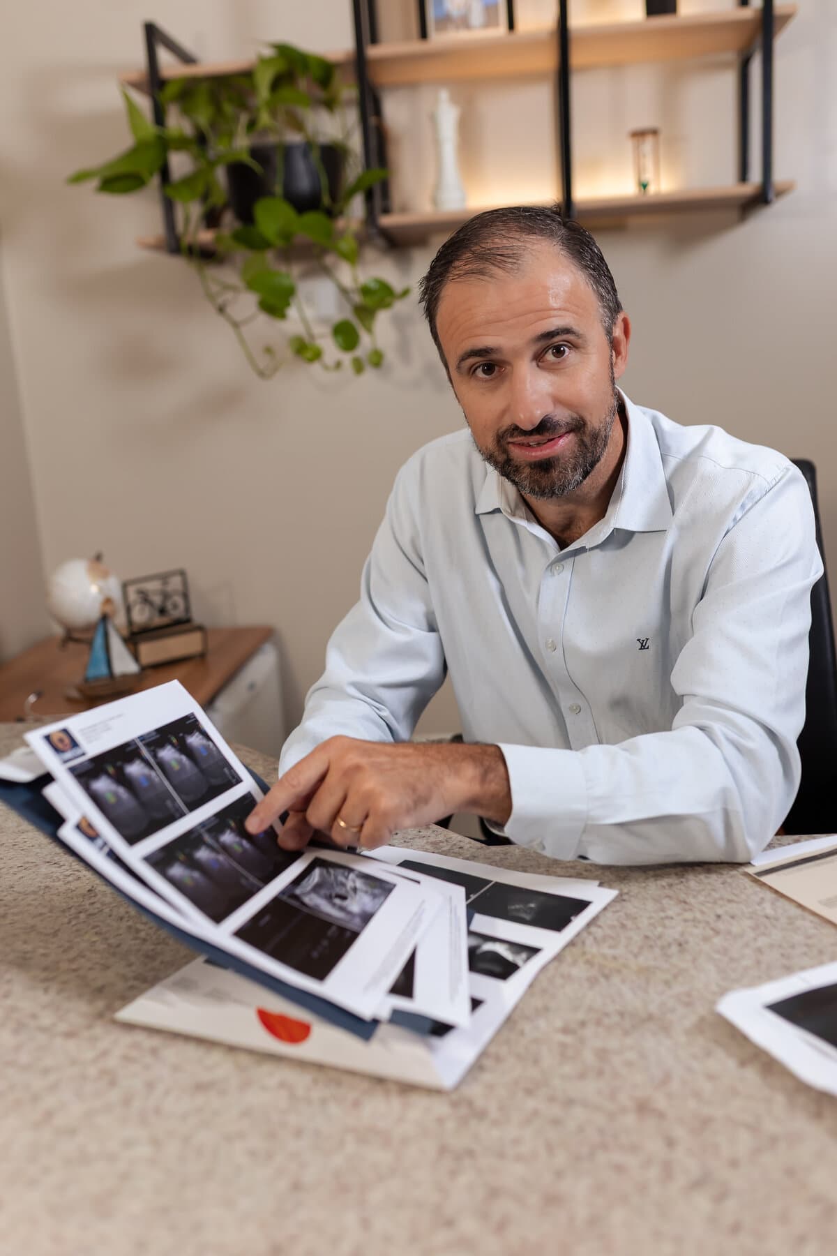 Dr. Getúlio Amaral Filho in consultation